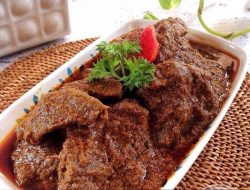 Kenikmatan Sederhana dari Seporsi Rendang: Sebuah Perjalanan Rasa yang Tak Terlupakan